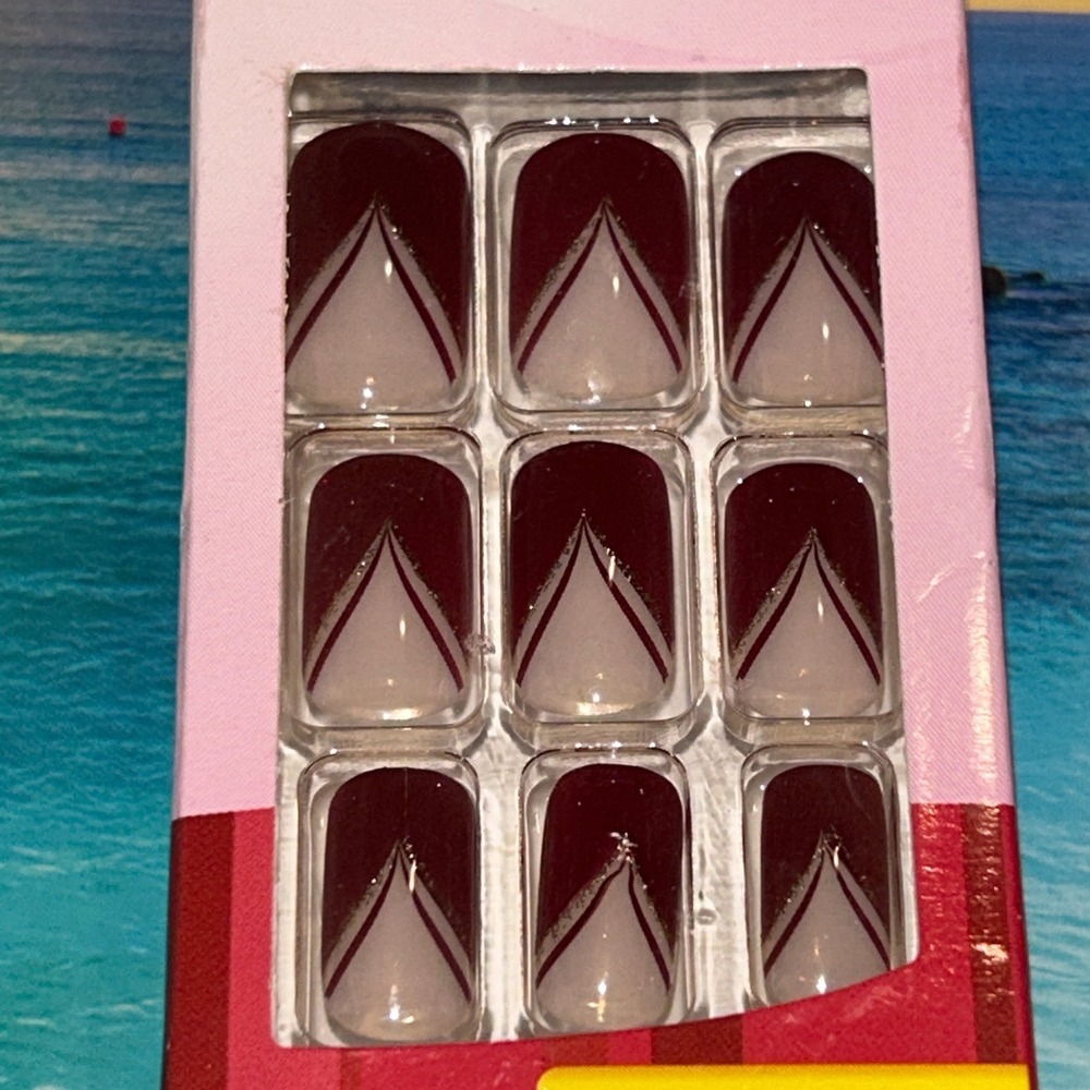 Kiss Fashion Design Nails Medium Length Burgundy White Chevron DGDN10 24 Count